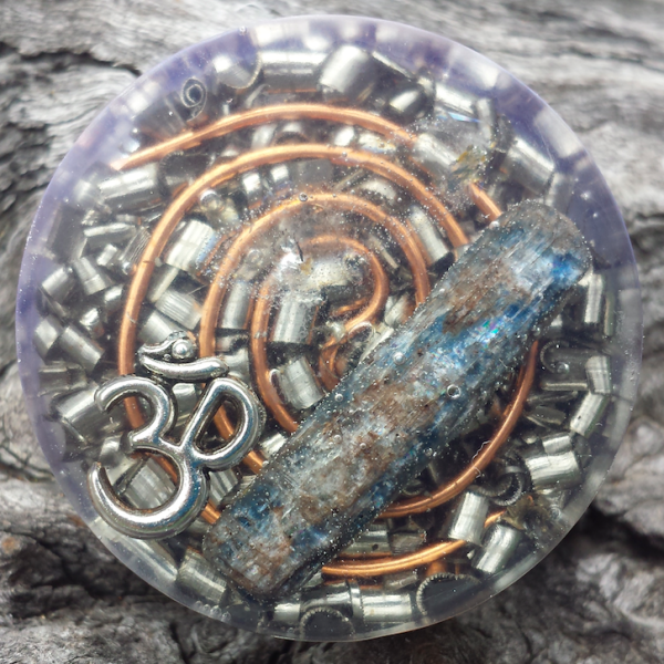 Kyanite Om